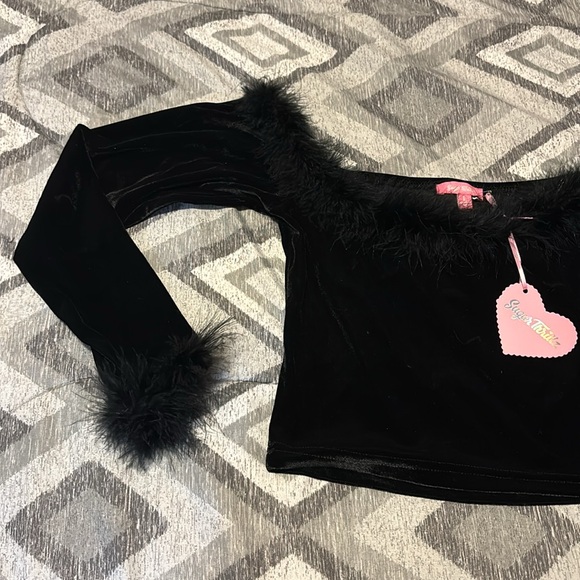 Sugar Thrillz Blafk off the shoulder crop top with fuzzy trim - Picture 4 of 8